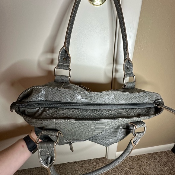 Sag Harbor grey snakeskin purse - Picture 3 of 7